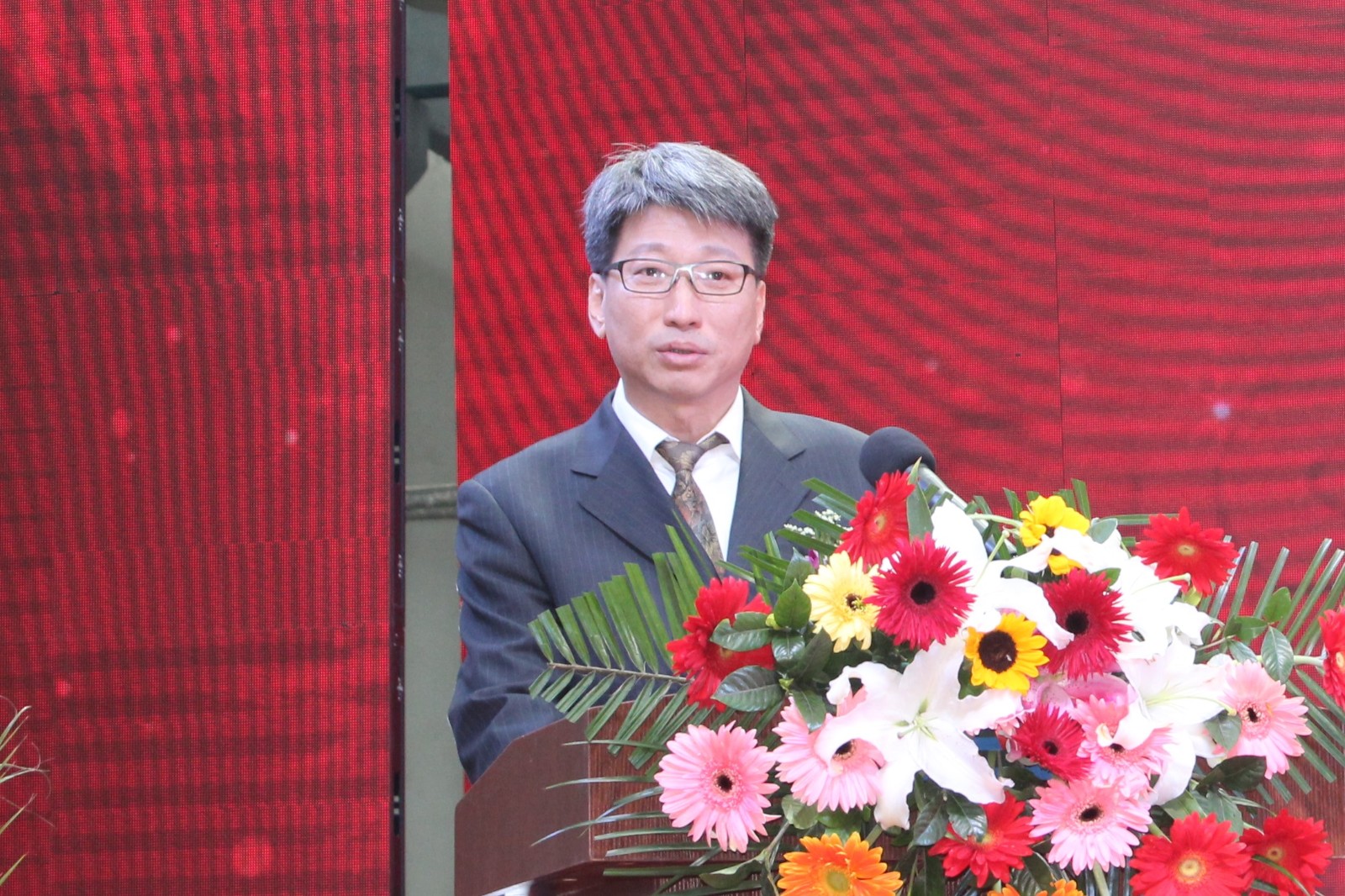 热烈庆祝鞍山永丰与鞍山铁塔有限公司联手打造的全封闭绿色环保热镀锌